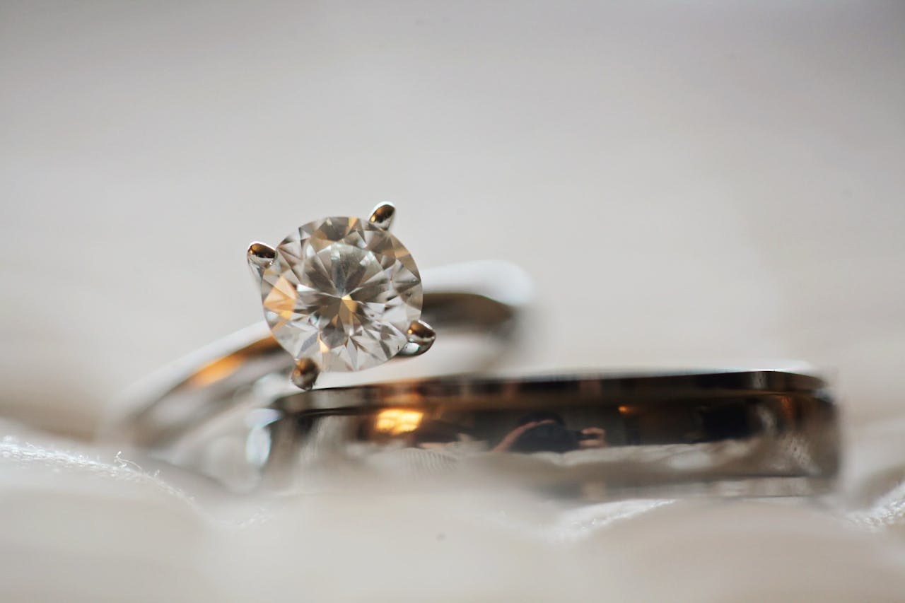 THE END OF DE BEERS’ MONOPOLY AND THE RISE OF ETHICAL DIAMOND JEWELRY